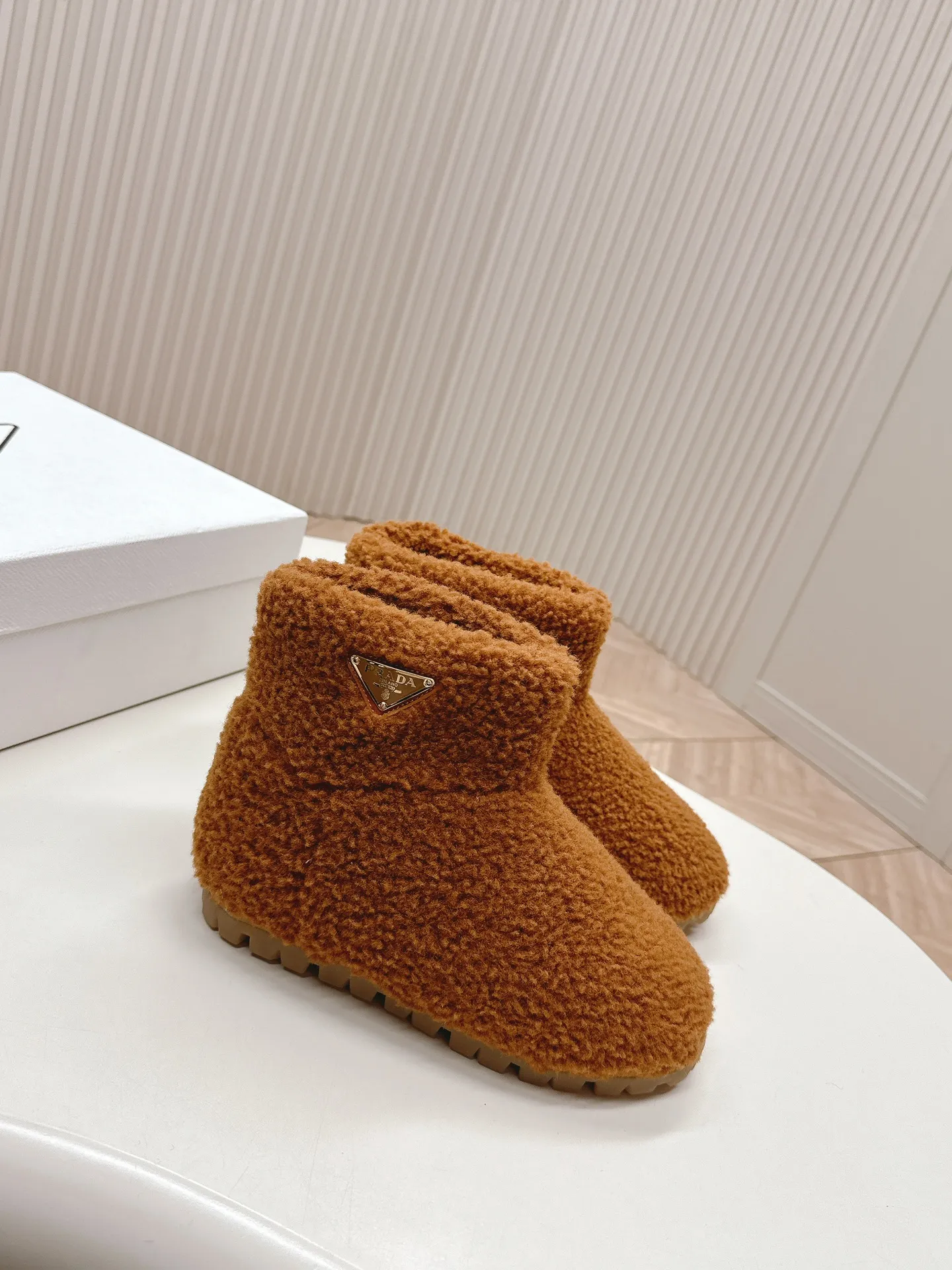 👟👟Ex-factory price 560👟👟 Prada prada24 autumn and winter furry short boots snow boots． The classic triangle buckle is comfortable, cute, cute, fashionable, elegant and versatile. The wool is comfortable and soft, awakening the warmth of autumn and winter. Let you walk comfortably from morning to night. You can easily manage the changing seasons. Wool, original outsole! 35-40 yards